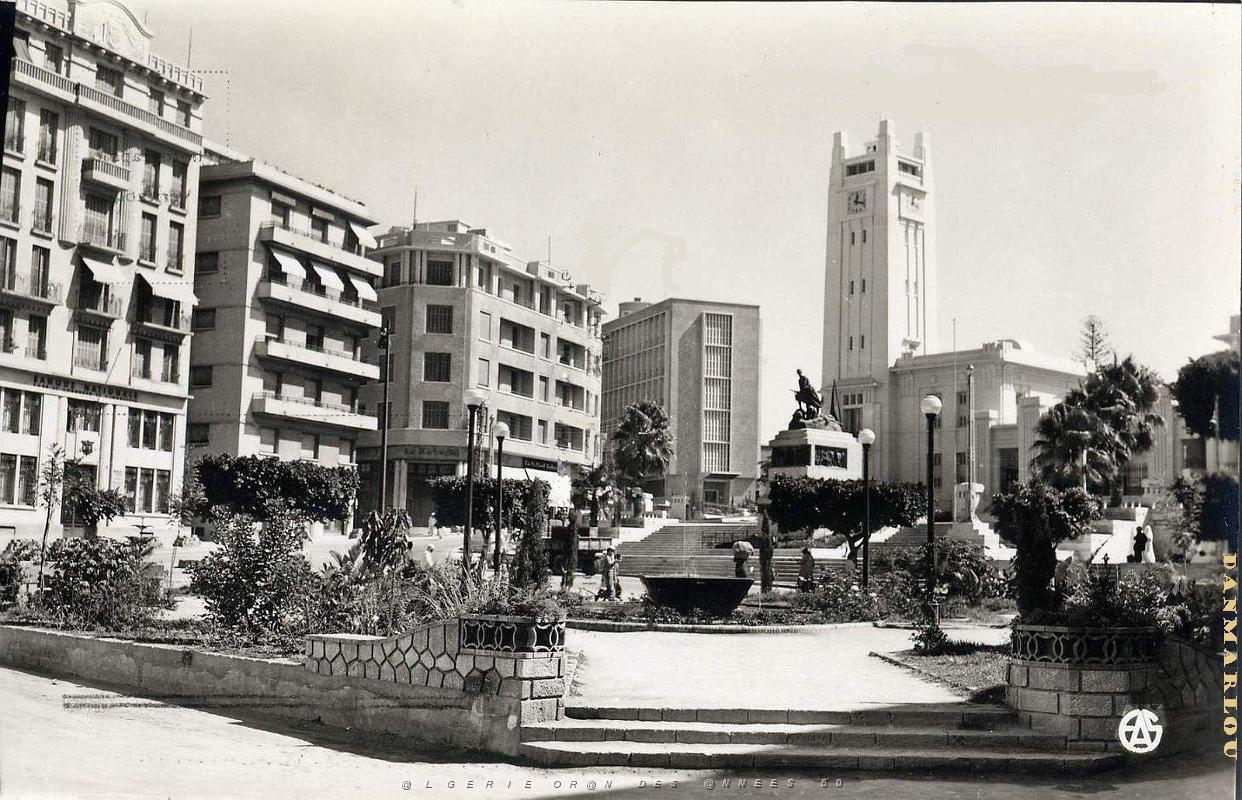 Mostaganem 510- Hotel de ville et Monument Tirailleurs COLLECTION DES AMIS DE ND DE SANTA CRUZ.jpg